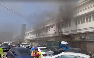 竹圍漁港漁市2樓餐廳狂冒黑煙起火    消防急疏散店家遊客