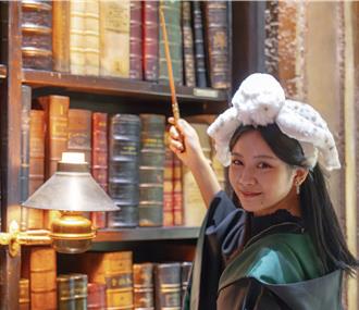 于卉喬送自己成年禮圓夢！ 一到哈利波特影城就落淚