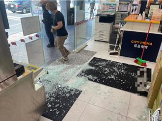 北市男子街頭暴走 ！沿路砸車踹破超商玻璃門  2路人遭殃