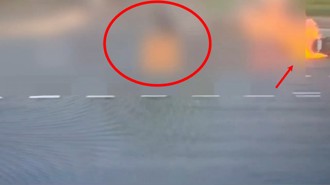 快訊》南湖大橋追撞 機車「爆火球」燒成爛鐵！2人灼傷