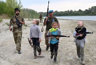 俄羅斯8歲兒童體驗軍訓 學習開槍丟手榴彈 