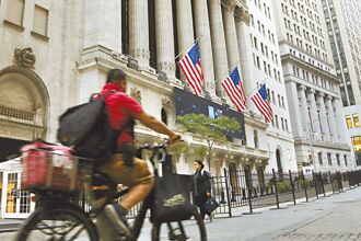 鮑爾唱鴿 道瓊狂噴800點