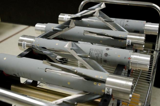 美陸軍擬改良尋標頭與提升射程。圖為APKWS導引火箭的導引段組件。（取自貝宜公司Flickr）