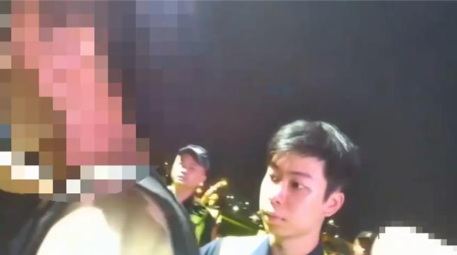 员警到场，见犯嫌已被热心民眾控制，遂将其带返所厘清案情。（三重警分局提供）