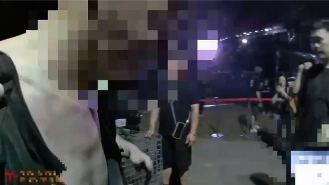 员警将犯嫌带上警车。（三重警分局提供）