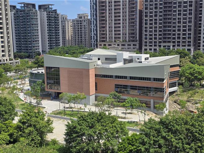 新竹县总图铁皮屋顶採用铝合金板，先前挨批像铁皮屋加盖，优化案初步设计出炉，县府将于8月29日举办「金属屋顶立面优化基本设计说明会。（新竹县政府提供／王惠慧新竹传真）