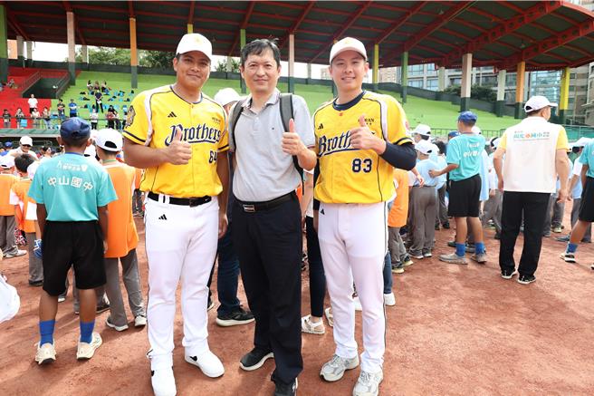 运彩公会理事长何昱奇（中）。（何昱奇提供）