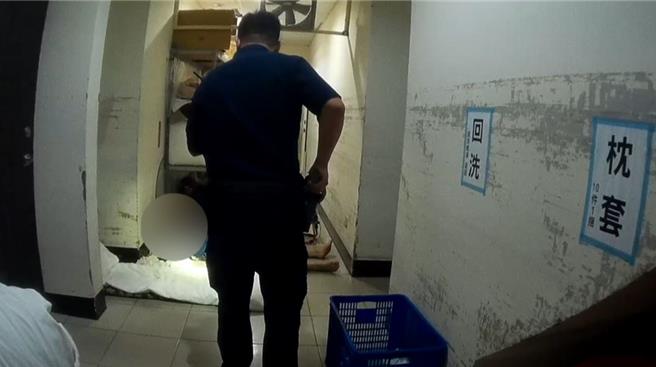 越南籍移工见警就跑，还装睡叫不醒，一查竟已落跑11年半。(翻摄照片)