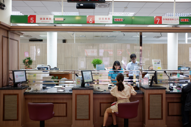 网友嫌邮局帐户有缺点，上班族却反讚超方便。（示意图，shutterstock／达志）