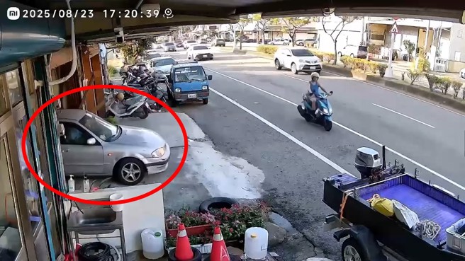 苗栗85岁老翁，开车先倒车撞进家内，再往前爆衝连撞两车，导致3人受伤送医。（民眾提供）