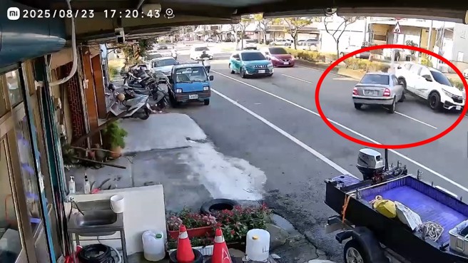 苗栗85岁老翁，开车先倒车撞进家内，再往前爆衝连撞两车，导致3人受伤送医。（民眾提供）