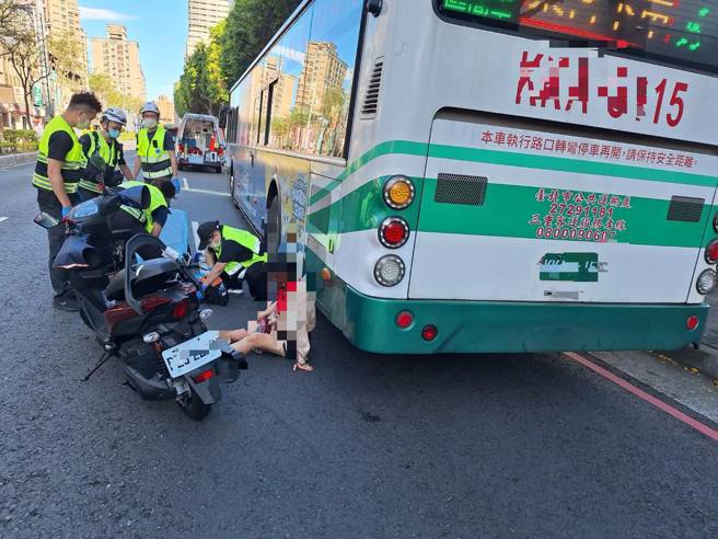 板桥民族路上，一名妇人骑车右转，疑似没发现旁边有公车而发生擦撞，所幸妇人只受到轻伤，详细车祸原因还有待警方厘清。（翻摄画面）