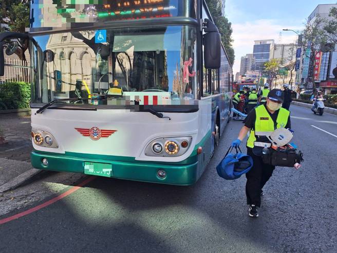 板桥民族路上，一名妇人骑车右转，疑似没发现旁边有公车而发生擦撞，所幸妇人只受到轻伤，详细车祸原因还有待警方厘清。（翻摄画面）