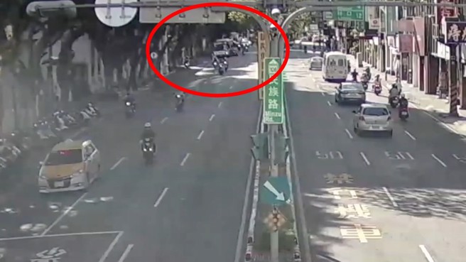 板桥民族路上，一名妇人骑车右转，疑似没发现旁边有公车而发生擦撞，所幸妇人只受到轻伤，详细车祸原因还有待警方厘清。（翻摄画面）