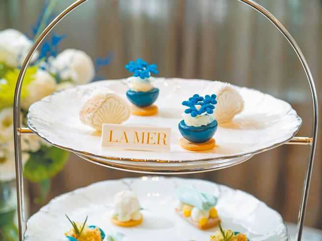 甜点由行政西点主厨赵崇曦以海洋意境为谬思创作，匠心雕琢绚丽珊瑚、纯净贝壳亦或柔美波纹的恬然姿态，轻拂以仲夏海风的柔暖香气与甜美果韵。图／台北文华东方酒店提供