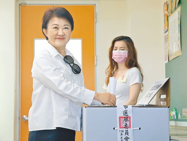 台中市長盧秀燕23日前往投開票所，投下公投票。（范揚光攝）