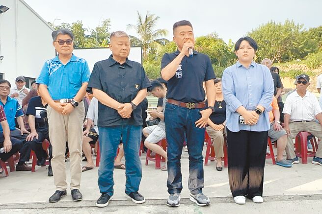 台中立委顏寬恒（右二）在父親顏清標（左二）、胞妹顏莉敏（右一）及市議員李中（左一）陪同下宣布罷免案不通過。（范揚光攝）