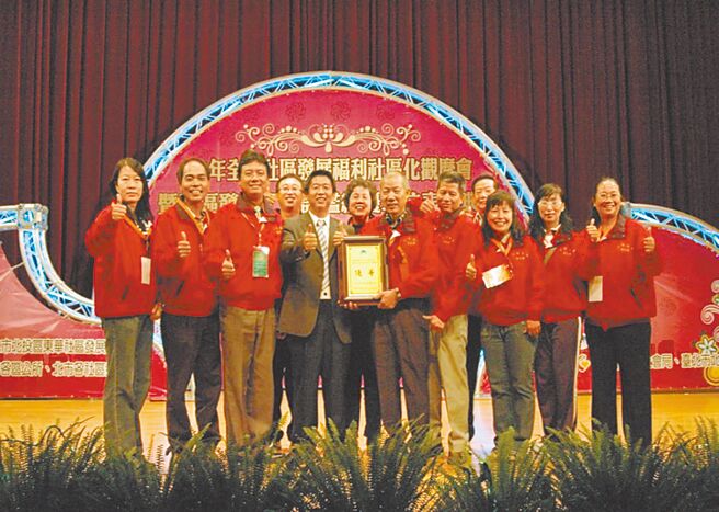 改造完成的高雄市凤山区生明社区「后花园」，与过往废墟样貌有着极大转变，也为社区赢得多座社造奖项。（潘天佑提供／任义宇高雄传真）