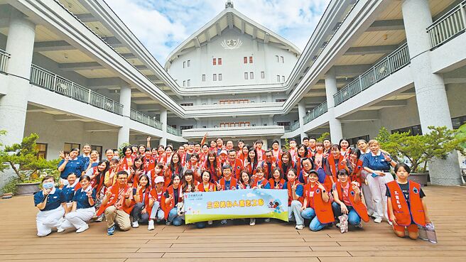 三商美邦人寿同仁及保户前往桃园八德慈济环保站担任一日志工，协助资源分类，为环境永续尽一份心力。（三商美邦人寿提供）