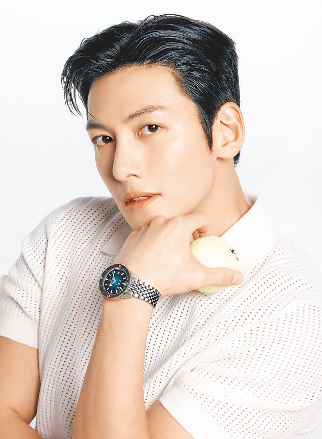 Rado瑞士雷達表Captain Cook庫克船長系列300米自動腕表39mm R32223213，建議售價7萬5500。（Rado提供）