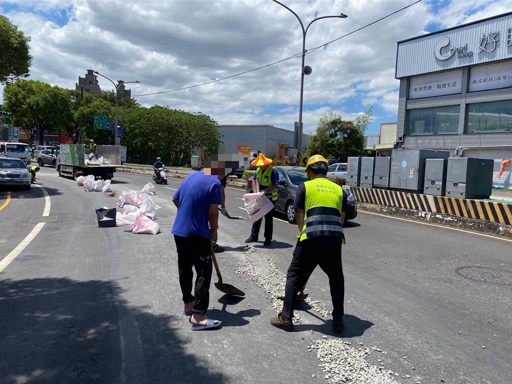 砂石車轉彎釀砂礫噴飛蔓延30公尺，清潔隊獲報到場清理，約1個多小時後恢復通車。(翻攝照片)
