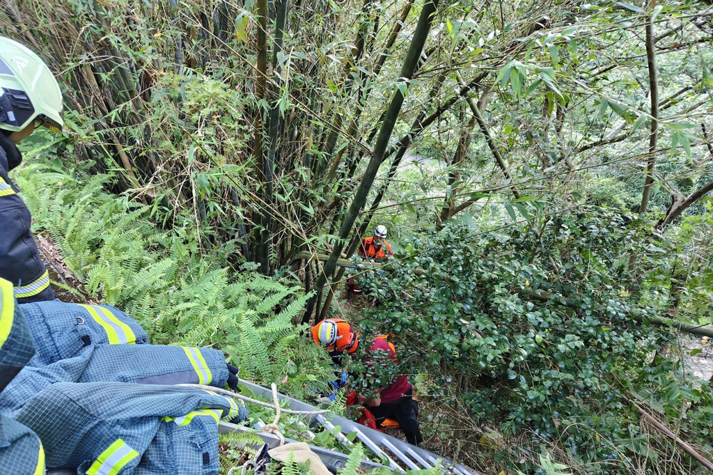 台北市北投紗帽路，下午4時許，一名17歲無照男騎士發生事故墜落邊坡，消防隊獲報到場救援送醫。（翻攝畫面）