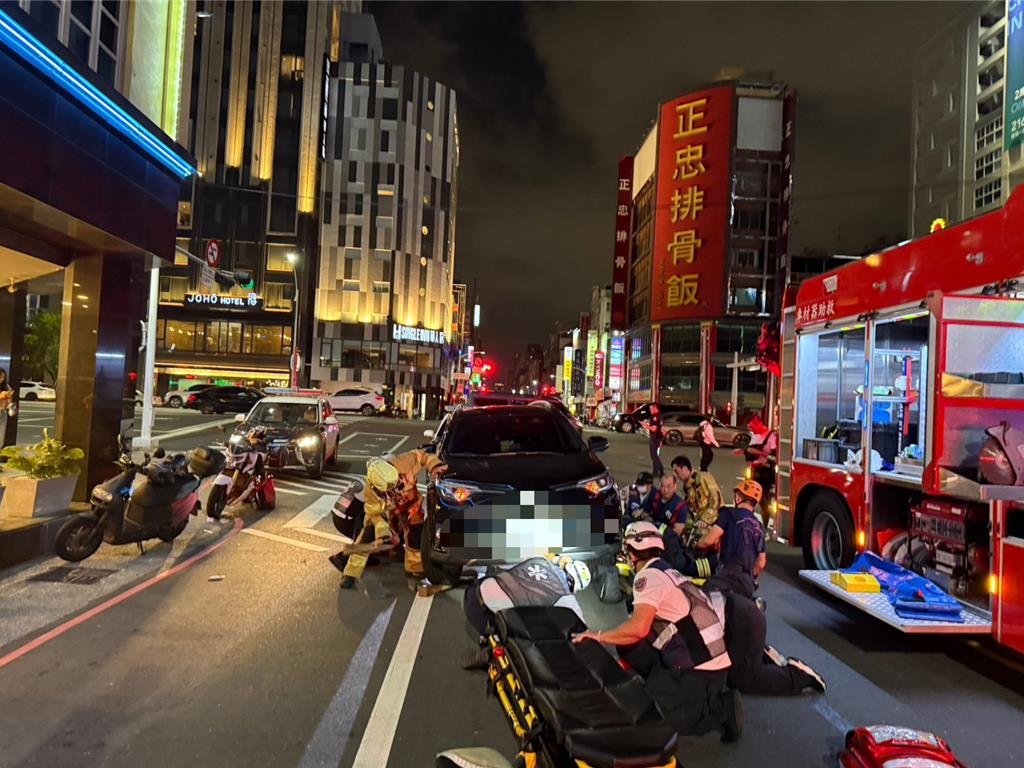 警網到場時發現丁男受困在小客車底下，當時意識已經模糊，警方隨即與救護人員通力合作，將他從車底救出並送往醫院搶救。（警方提供）