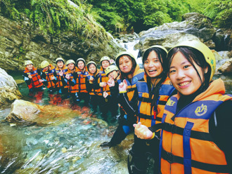 感受溪谷的自然清涼 溯溪X抓蝦