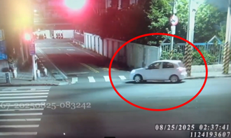 新店汽车疑遭纵火爆炸！63岁男「开车疾驶衝巷内」画面曝 警追缉中