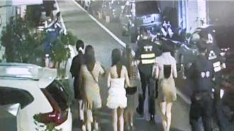 警察来啦！桃园10清凉泰女拎包拔腿狂奔全遭逮