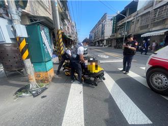 男騎士突偏移車道撞電桿 頭部重創昏迷送醫