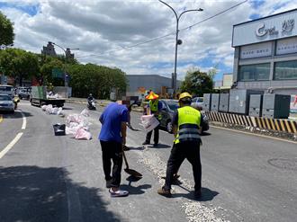 龜山砂石車轉彎釀禍 大量砂礫噴飛蔓延30公尺