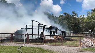 台东卑南遗址公园火警 茅草家屋烧毁1人伤
