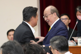 影》這張照片曝和解了？傅崐萁拉柯建銘上台  徐巧芯喊「留下來」