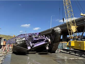 五股捷運環狀線工地吊車翻覆「壓毀灑水車」   駕駛受傷送醫