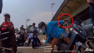 海角七號翻版！ 女騎士撿東西誤轉油門　衝撞前車髒話脫口而出