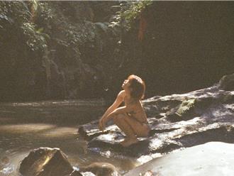 香港女歌手溪邊被直擊　超辣比基尼曝光