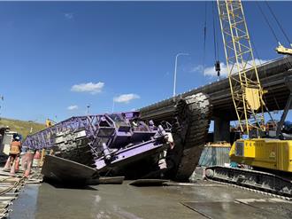 新北捷運工地驚魂！吊車突翻覆砸灑水車 議員質疑地質問題