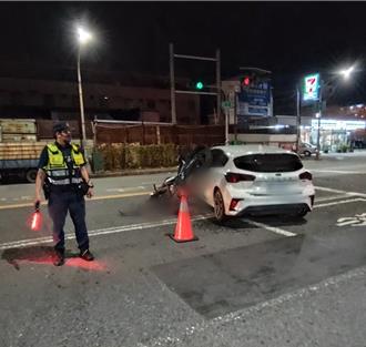 高雄小港轿车双白线迴转 红牌重机直接撞上「倒头栽」