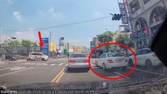 台南賓士超車遭救護車撞擊　目擊車大喊：這車真夠白目