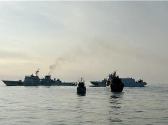 台陸漁船經濟海域作業擦撞  海巡艦艇馳援助雙方民事和解