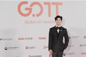 低調閃耀展自信！蕭子墨華語區首穿Dunhill秋裝登《全球OTT大獎》 