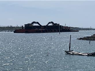 北門漁港泥沙大戰！疏濬淤泥不再放西堤 改運青山港汕