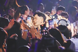 蕭秉治傷癒彈琴 女友靦腆打滿分