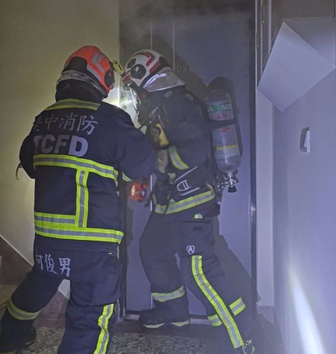 丰原一处出租套房大火，一对中年情侣离奇成焦尸。(民眾提供/李京升翻摄)