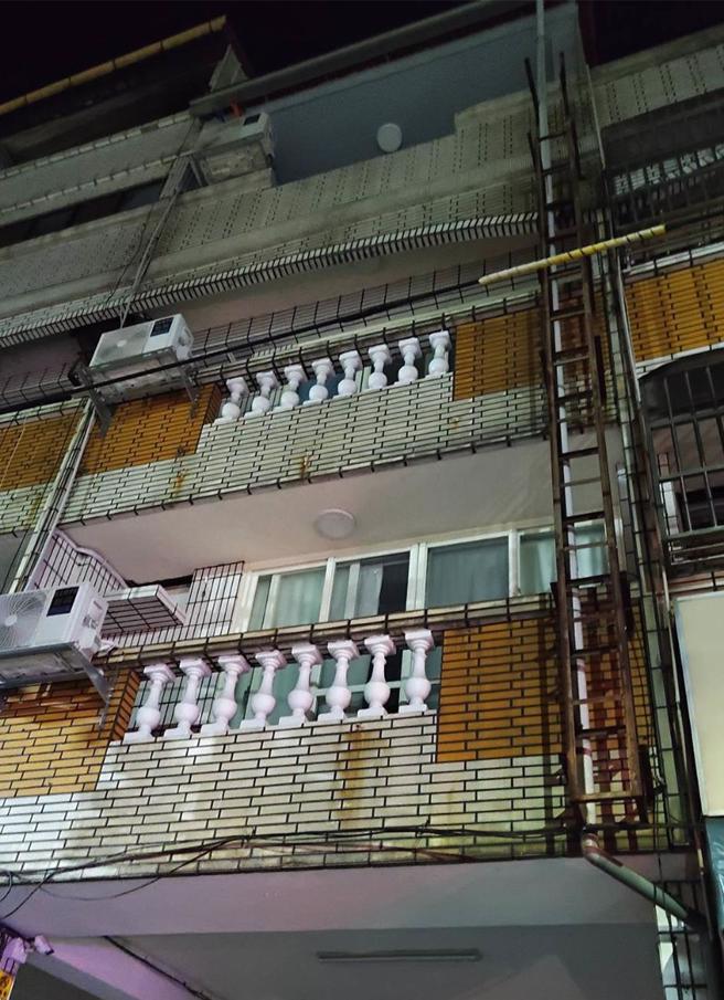 丰原一处公寓发生火警造成2人死亡。(民眾提供/李京升翻摄)