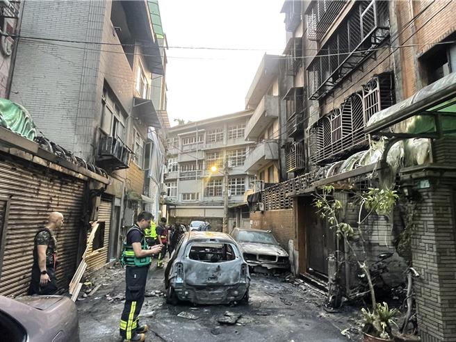 新北市新店區今（25）日凌晨發生一起火警案，一輛停放於行政街19巷內的車輛疑因被63歲陳姓車主縱火導致整條街道陷入一片火海。（新北市消防局提供）