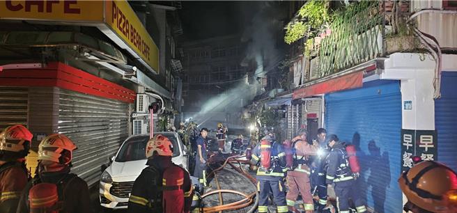 新北市新店區今（25）日凌晨發生一起火警案，一輛停放於行政街19巷內的車輛疑因被63歲陳姓車主縱火導致整條街道陷入一片火海。（新北市消防局提供）