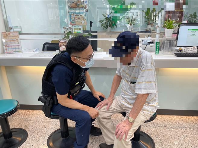 在警方劝说过程中，杜翁始终不愿说明真正提领用途，但经过员警耐心劝解释下，他最终同意放弃提领，打道回府。（警方提供）