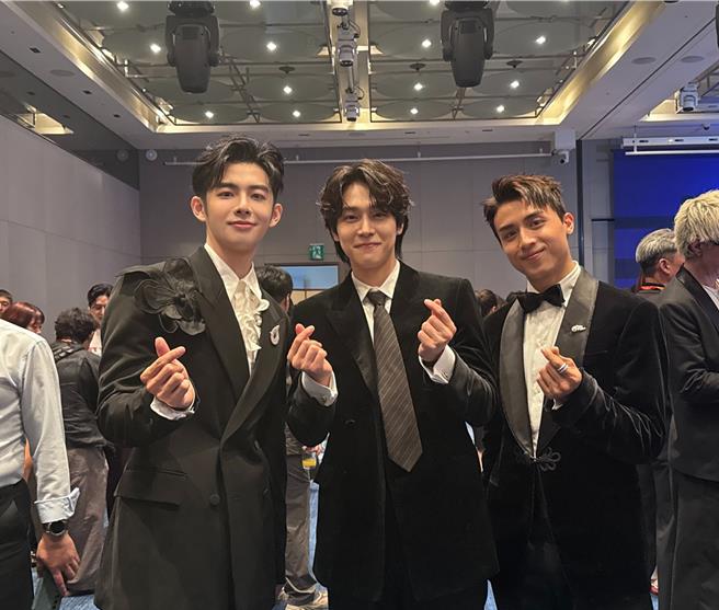 蕭子墨（左起）24日晚間在釜山舉行的全球OTT大獎上與《苦盡柑來遇見你》人氣演員姜有皙﹑Anson Kong 江𤒹生開心合影。（三和娛樂提供）